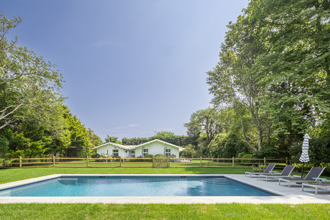 350 Bluff Rd in Amagansett, NY - Building Photo - Building Photo