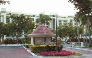 7050 NW 44th St, Unit 506 in Lauderhill, FL - Building Photo