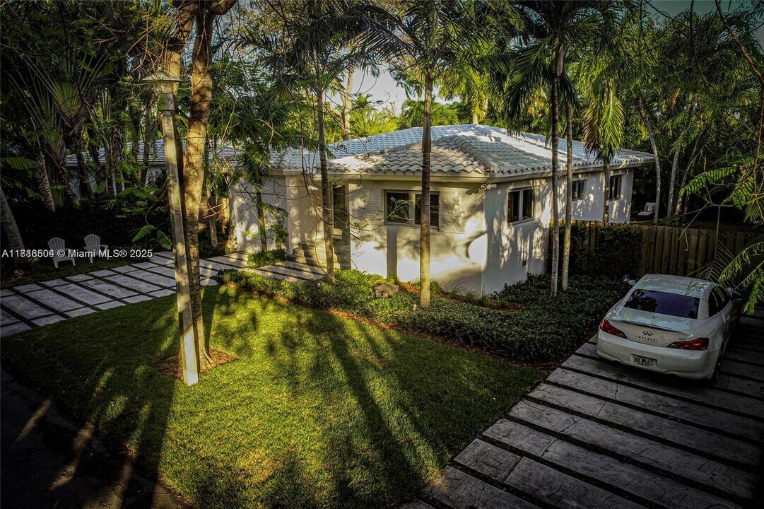 811 NE 71st St in Miami, FL - Building Photo