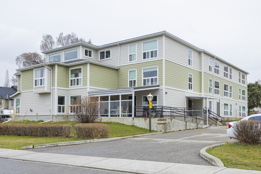 Evergreen Manor in Cochrane, AB - Building Photo