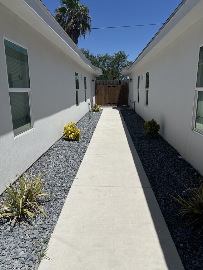 219 W Diamond Ave, Unit 2 in Alton, TX - Foto de edificio - Building Photo