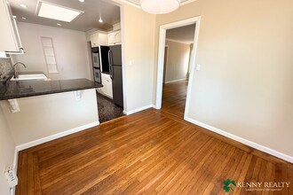 929 Holly St in San Carlos, CA - Building Photo - Building Photo
