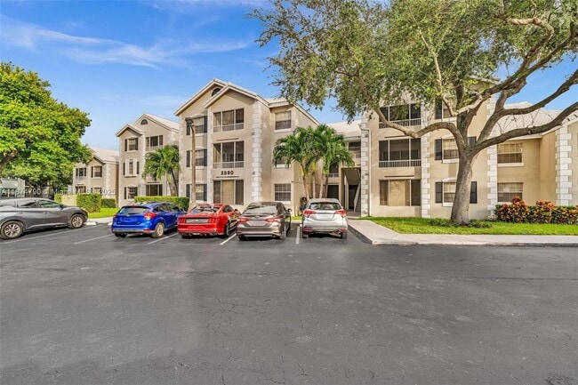 2890 N Oakland Forest Dr in Oakland Park, FL - Building Photo - Building Photo