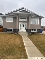 200 Reddekopp Ln in Warman, SK - Building Photo