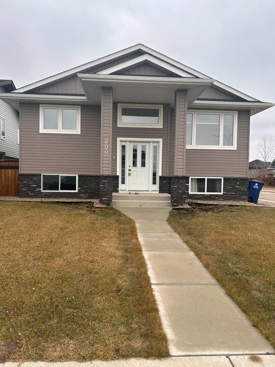 200 Reddekopp Ln in Warman, SK - Building Photo
