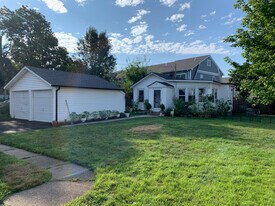 66 Grand Ave, Unit Cottage in Freeport, NY - Building Photo