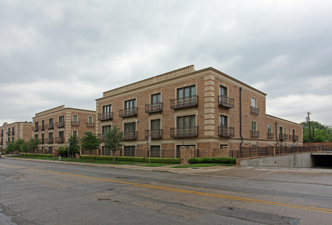 6405-6535 Bandera Avenue in Dallas, TX - Building Photo