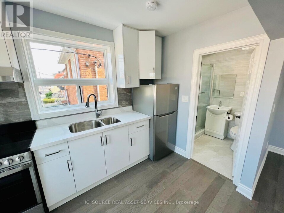 1342 Weston Rd in Toronto, ON - Building Photo