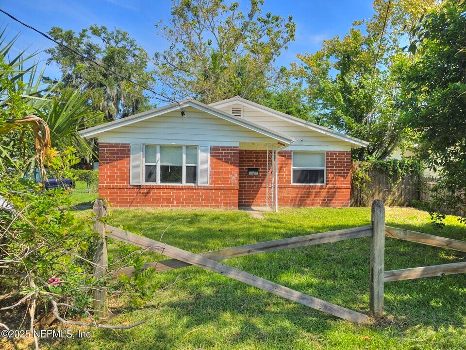 5247 Fremont St in Jacksonville, FL - Building Photo