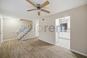 5893 N Castlegate Dr in Atlanta, GA - Foto de edificio - Building Photo