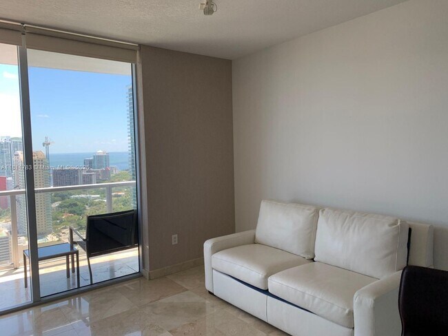 1060 Brickell Ave, Unit 3909 in Miami, FL - Building Photo - Building Photo