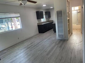 229 E 57th St, Unit 4 in Long Beach, CA - Foto de edificio - Building Photo