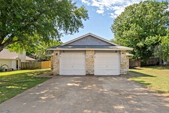703 Country Aire Dr, Unit A in Round Rock, TX - Foto de edificio - Building Photo
