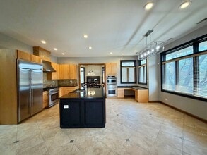 1S701 Eisenhower Rd in Oakbrook Terrace, IL - Building Photo - Building Photo