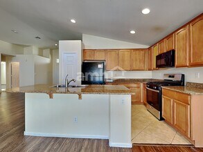 5828 Michael Dean St in North Las Vegas, NV - Foto de edificio - Building Photo