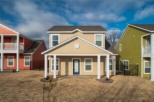 1690 N Izard Ln in Fayetteville, AR - Building Photo