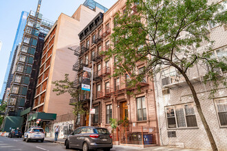 446 W 58th St in New York, NY - Building Photo - Building Photo