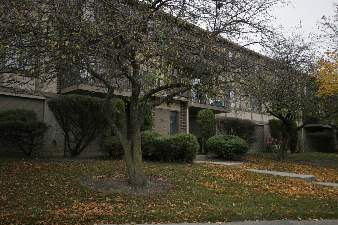 1670 Kiowa Dr in Naperville, IL - Foto de edificio