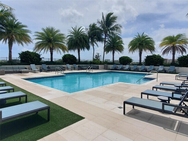 3000 Coral Way, Unit 821 in Coral Gables, FL - Foto de edificio - Building Photo