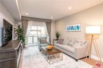 2939 Leeward Ave in Los Angeles, CA - Building Photo - Building Photo