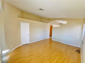 8139 W Rochelle Ave in Las Vegas, NV - Foto de edificio - Building Photo
