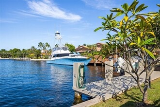 70 Bay Colony Ln in Fort Lauderdale, FL - Building Photo - Building Photo