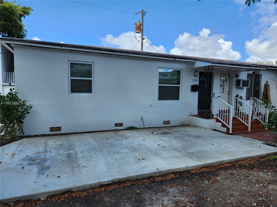 2174 SW 26th St in Miami, FL - Building Photo