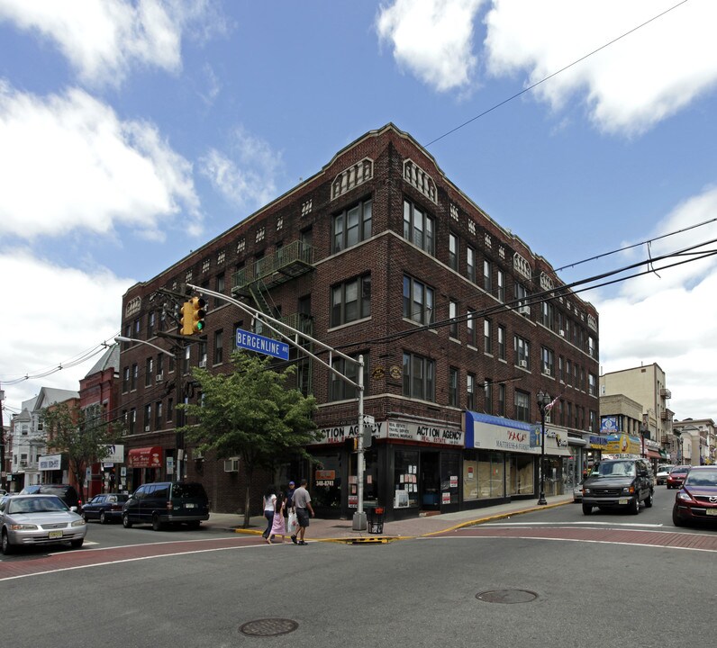 4301 Bergenline Ave in Union City, NJ - Building Photo
