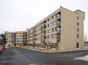 Coventry Apartments in Roseville, MN - Building Photo - Building Photo