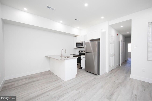 705 N 40th St, Unit Apt 218 in Philadelphia, PA - Building Photo - Building Photo