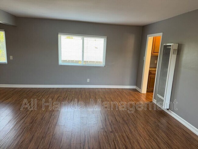 3025 E 5th St in Long Beach, CA - Building Photo - Building Photo