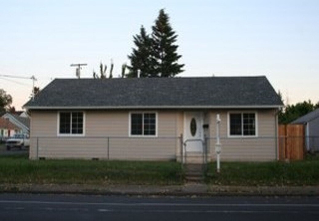 6332 SE Duke St in Portland, OR - Foto de edificio