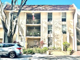 6701 N University Dr in Tamarac, FL - Building Photo