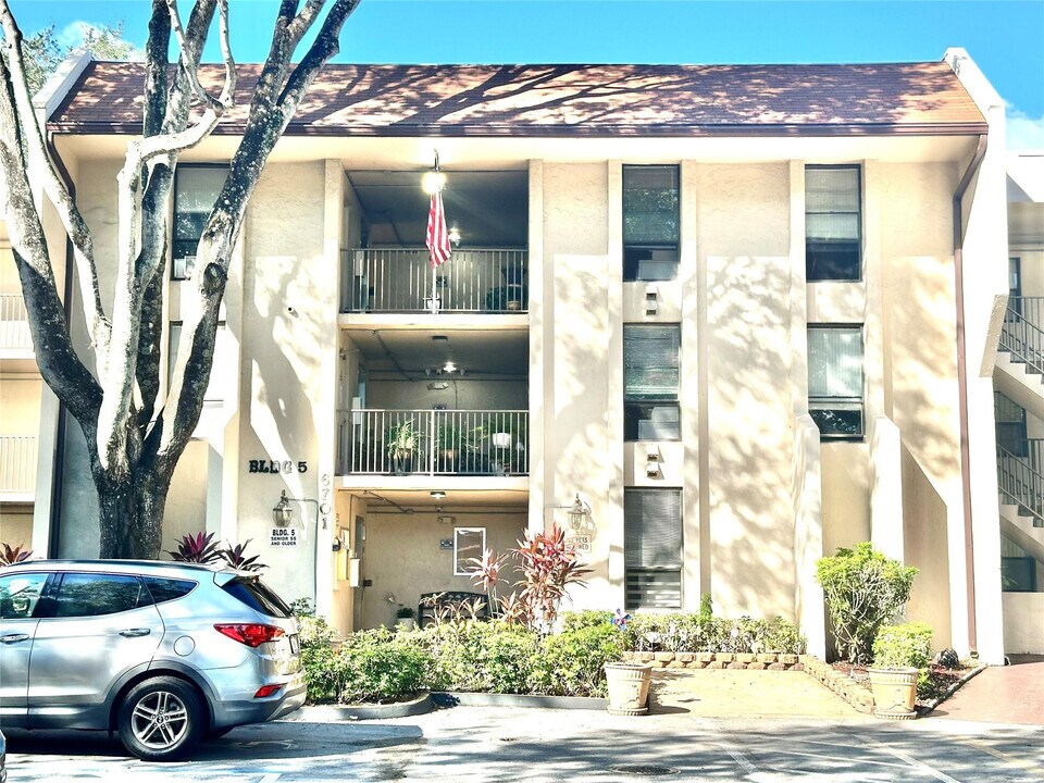 6701 N University Dr in Tamarac, FL - Building Photo