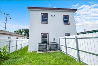 1831 NW 67th St in Miami, FL - Foto de edificio - Building Photo