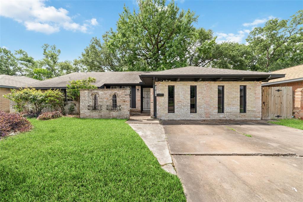 5618 Briarwick Ln in Houston, TX - Building Photo