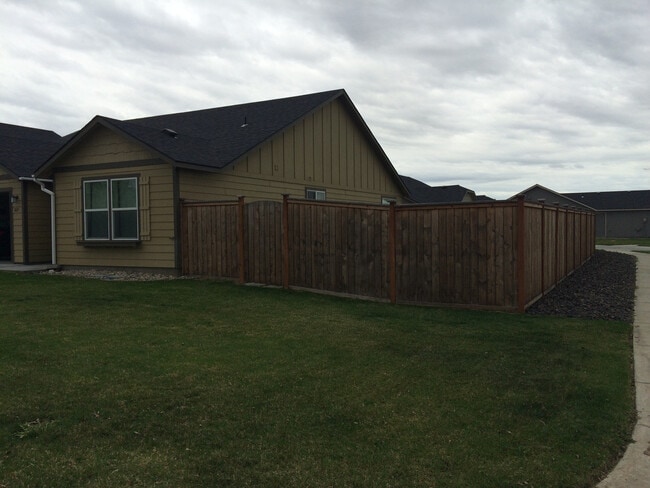 1615 Filmore Dr in Moses Lake, WA - Building Photo - Building Photo