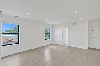 1721 SW 13th St in Miami, FL - Foto de edificio - Building Photo