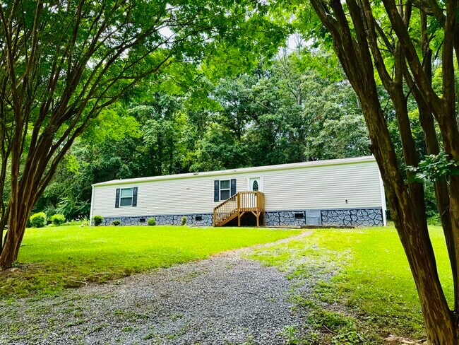 67 Cove Landing Ln in Hendersonville, NC - Building Photo - Building Photo