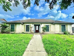 7914 Candle Ln in Houston, TX - Building Photo - Building Photo