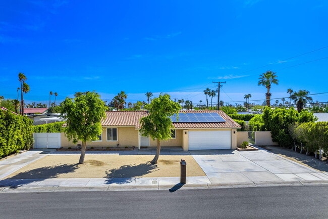 2240 N San Gorgonio Rd in Palm Springs, CA - Building Photo - Building Photo