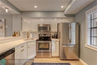 2713 NE 15th St in Fort Lauderdale, FL - Foto de edificio - Building Photo