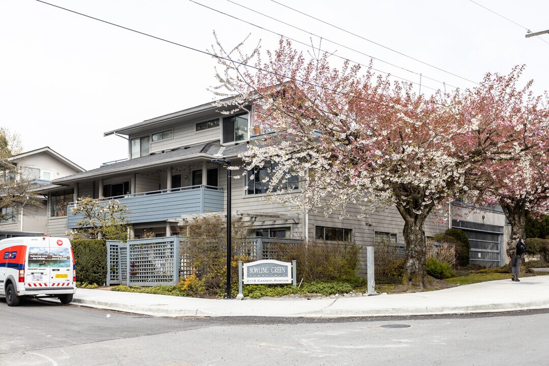 Bowling Green in North Vancouver, BC - Building Photo