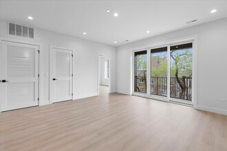 906 W Dakin St in Chicago, IL - Building Photo - Building Photo