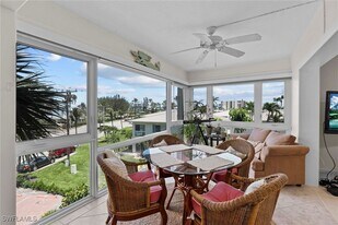 1930 Gulf Shore Blvd N in Naples, FL - Building Photo