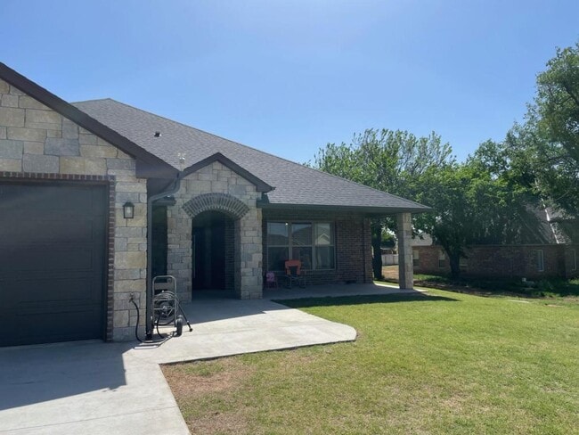 1328 Poko Mountain Ln in Lawton, OK - Building Photo - Building Photo