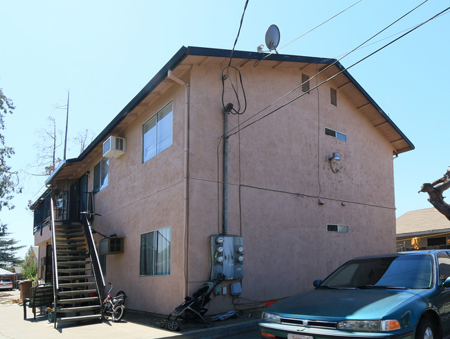 321 Maple St in Lodi, CA - Foto de edificio - Building Photo