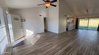 6008 W Hearn Rd in Glendale, AZ - Building Photo - Building Photo