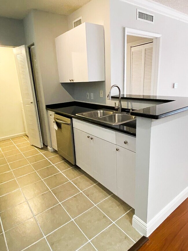 1919 Van Buren St, Unit 601A in Hollywood, FL - Building Photo - Building Photo