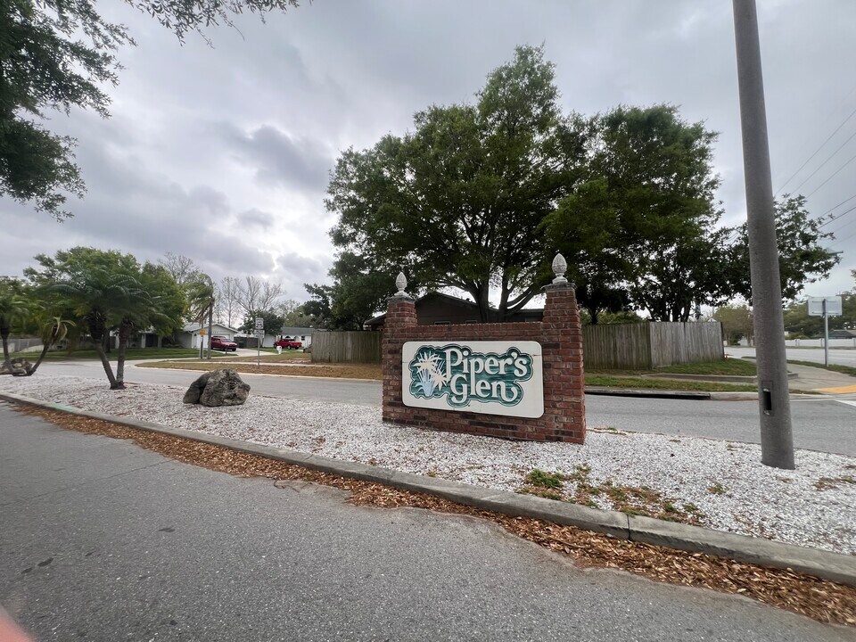 1570 Greenwood Dr in Dunedin, FL - Building Photo